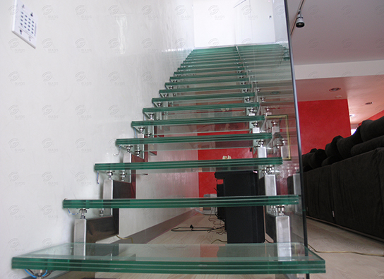 Лестница из стекла и металла с боковым креплением стеклянного ограждения